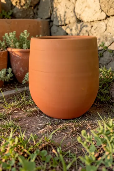 yuvarlak terracotta bahçe saksısı