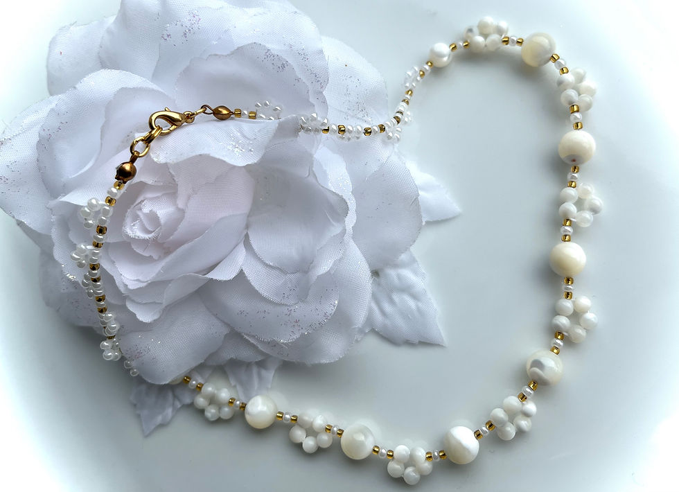 Thumbnail: Mother-of-pearl daisy necklace