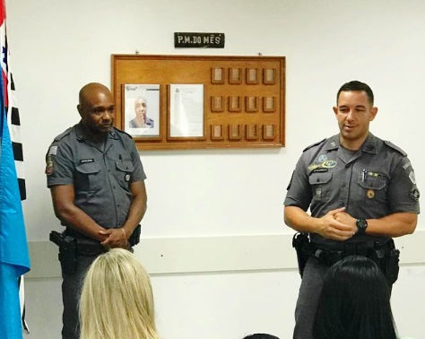 Cabo PM Lopes recebe homenagem de policial do mês em Atibaia.