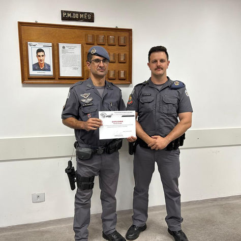 Cabo Eduardo recebe a homenagem de PM do mês em Atibaia.
