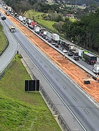 Obras da faixa adicional causam bloqueio na rodovia Dom Pedro I, em Atibaia.