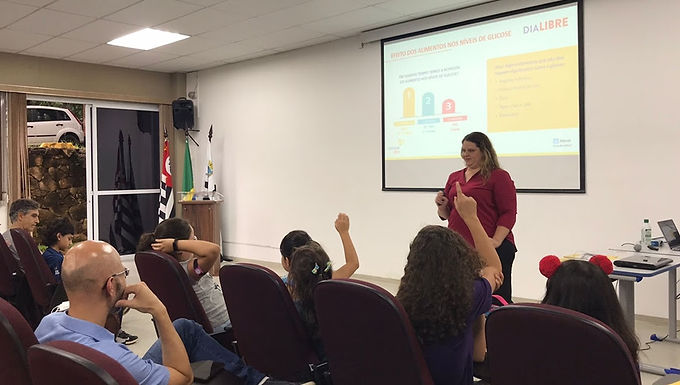 Atibaia realiza 1º encontro de crianças e jovens que receberam sensor de glicemia