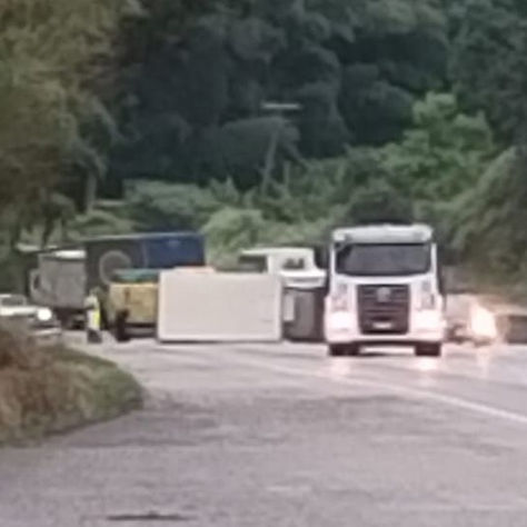 Tombamento de caminhão causa bloqueio parcial na Fernão Dias, em Mairiporã.