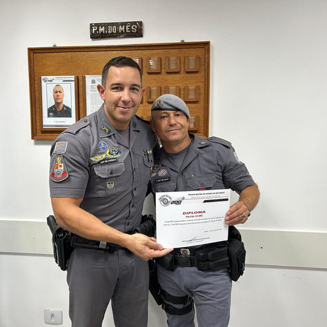 Sargento Simas recebe homenagem de PM do mês em Atibaia.
