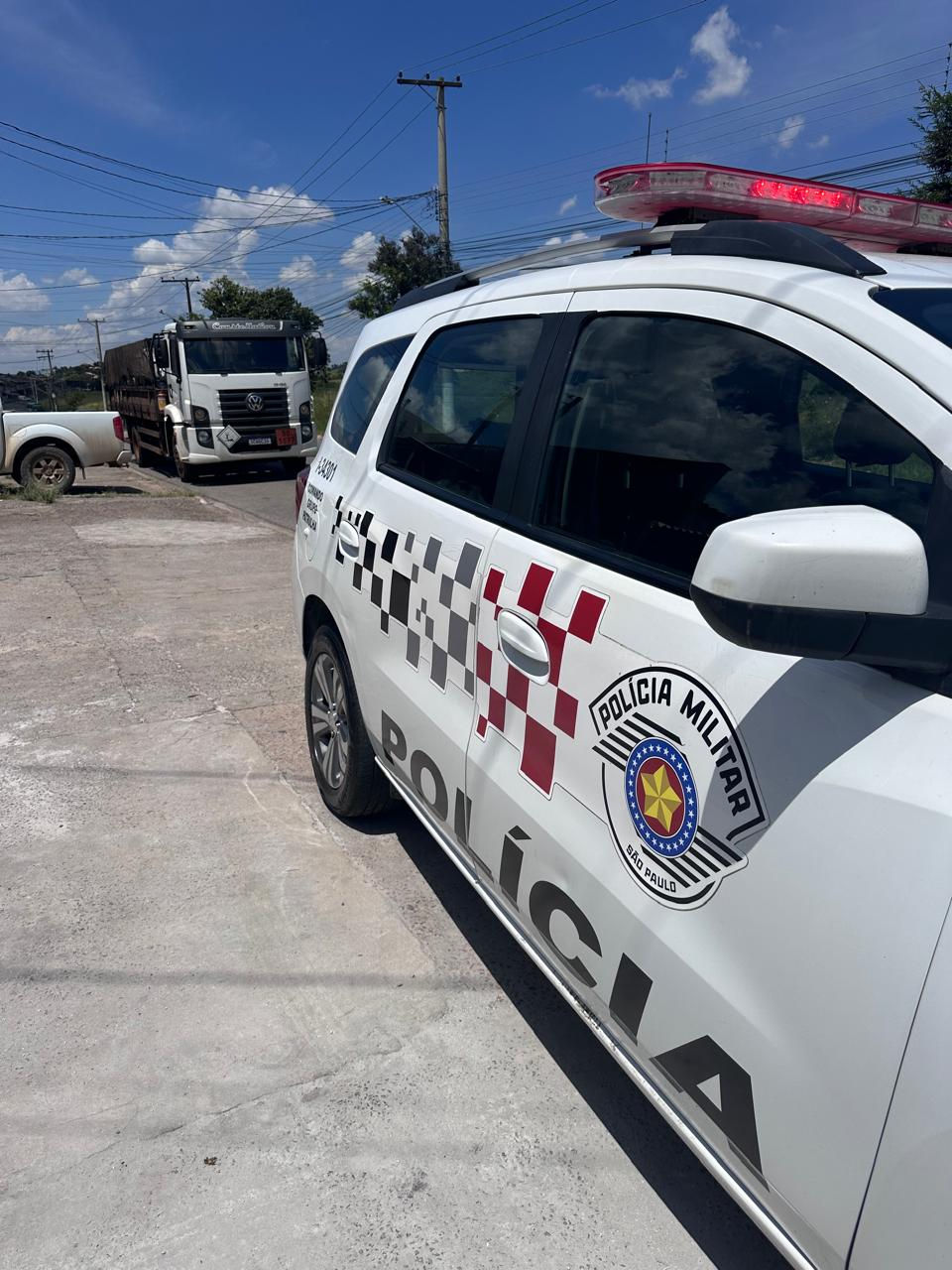 Dois homens são presos por receptação e adulteração de veículo em Atibaia.