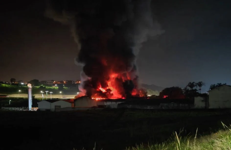 Incêndio na empresa Flexboat no jardim Cerejeiras em Atibaia