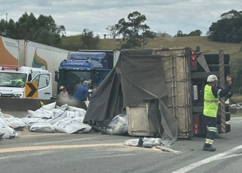 Tombamento de uma carreta causa bloqueio em ambos os sentidos na Fernão Dias no km 931.