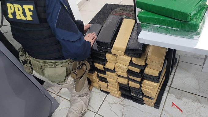 PRF apreende maconha e cocaína na Fernão Dias