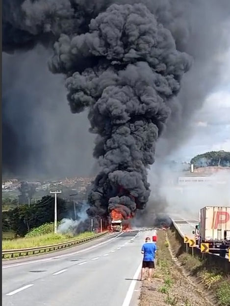 rodovia Fernão Dias (BR-381), no km 893, em Cambuí-MG