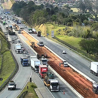 Obras da terceira faixa causam interdição parcial na rodovia Dom Pedro I, em Atibaia.