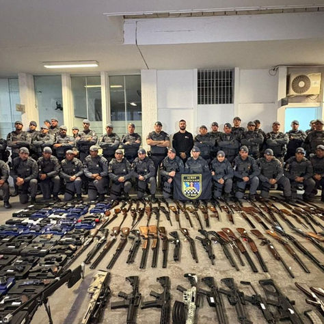 Polícia apreende mais de 180 fuzis, revólveres e pistolas em fábrica de armas ilegais.