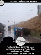 Tombamento de caminhão causa congestionamento na Fernão Dias, em Bragança Paulista.