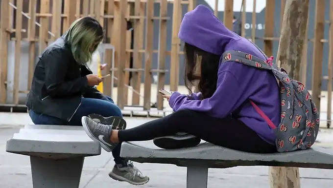 Comissão de Educação aprova projeto que proíbe celular em escolas.