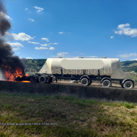 Incêndio em carreta é controlado pelo corpo de bombeiros na rodovia Dom Pedro I.