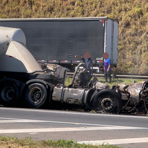 Acidente envolvendo duas carretas causa congestionamento na Fernão Dias, em Bragança Paulista.