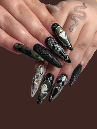 Halloween-Nail-Art mit Geistern, Spinnennetz, Fledermäusen und Glitzerelementen auf Stiletto-Nägeln im Nagelstudio in Zürich