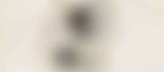 Colagem surrealista com mulher em estado de alerta sutil, olhos fragmentados, linhas douradas e pretas e elementos naturais secos, simbolizando a hipervigilância e o desgaste causado pela atenção constante.