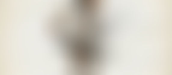 Colagem surrealista de mulher com formas orgânicas, flores secas e linhas douradas, simbolizando emoções que permanecem e emoções passageiras