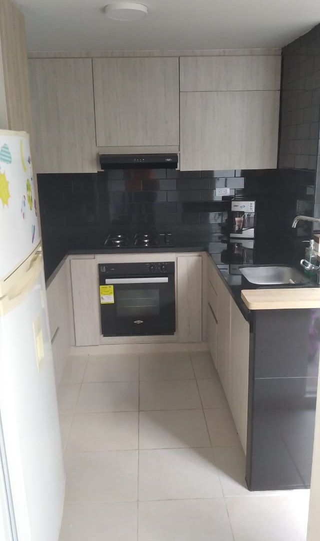 Cocina integral oscura con barra instalada Bitanu Eje Cafetero 2024