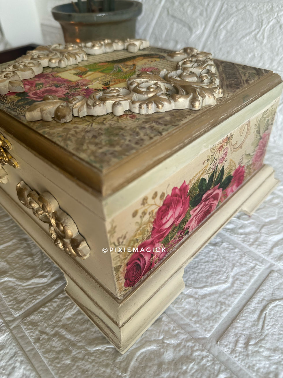 Thumbnail: Jewellery box 