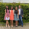 Familie mit zwei Kindern auf Abschlussfeier