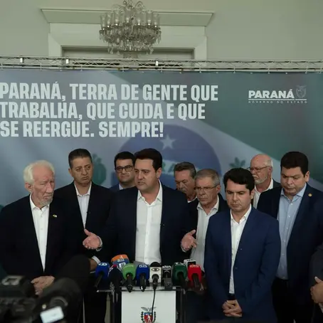 O Governo do Estado do Paraná anunciou a construção de 320 moradias emergenciais em Rio Bonito do Iguaçu para atender as famílias atingidas pelo tornado que devastou cerca de 90% do município no dia 7 de novembro. A medida foi viabilizada com recursos do Fundo Estadual de Calamidades Públicas (Fecap), que destinou R$ 50 milhões para a reconstrução da cidade, em parceria com a Cohapar, a Defesa Civil e a Prefeitura de Rio Bonito do Iguaçu.