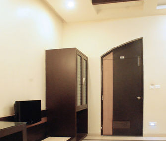 Spacious Classic Room layout with wardrobe and modern furnishings at Hotel Rajdeep Mount Abu.