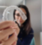 Dentista segurando aparelho Invisalign