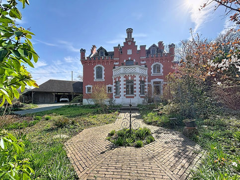 Eclectische woning met middeleeuwse reminiscenties uit 1854 van de vermaarde architect Hendrik Beyaert te koop aangeboden