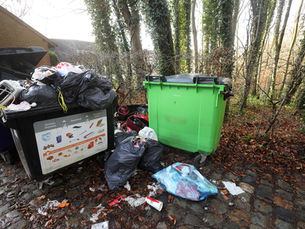 Zwerfvuil, dweilen met de kraan open?