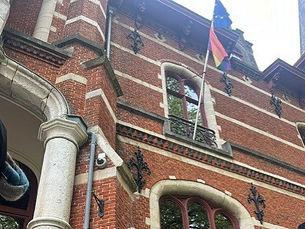 Regenboogvlag op 17 mei, Internationale Dag tegen Homofobie, Bifobie en Transfobie aan Hoeilaarts gemeentehuis