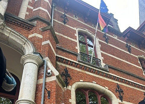 Regenboogvlag op 17 mei, Internationale Dag tegen Homofobie, Bifobie en Transfobie aan Hoeilaarts gemeentehuis