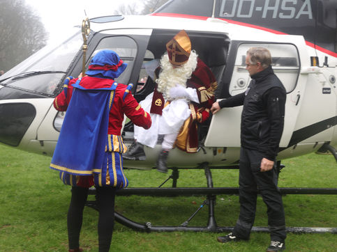 Sinterklaas landde onder grote belangstelling met zijn helikopter in het park