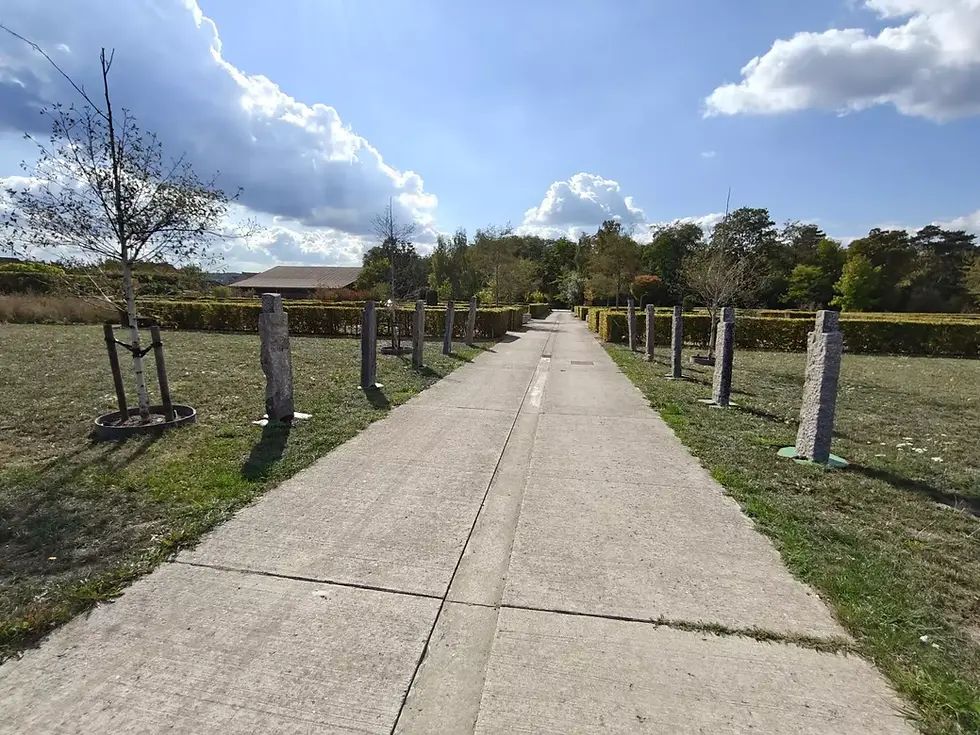 Bezoekers kerkhof Huldenberg worden verwelkomd door erehaag van tien beelden van beeldhouwer en natuurliefhebber Ad Wouters