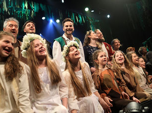 Toneelgroep Tros bracht een flink uit de kluiten gewassen 'Robin Hood' met knipoog naar Studio 100 (★★★☆☆)