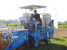 Minister Brouns oogst quinoa en koopt eerste aandelen op akkerdelen.be