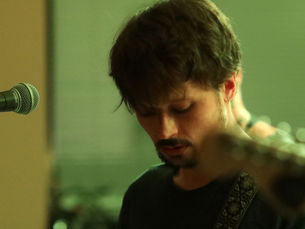 Pas toen zanger Jeroen Lampaert zijn schoenen uittrok, viel meteen ook de stress weg