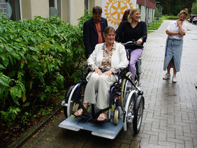 Rotary Tervuren schenkt rolstoelfiets aan bewoners Zoniën