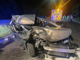 Auto botst op stilstaande vrachtwagen, chauffeur in kritieke toestand