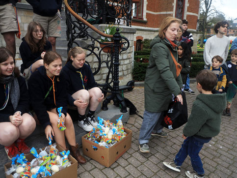 Chiro weerom present met paashaas en een hoop chocolade aan kasteel in het park