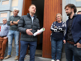 Huldenbergenaren overhandigen petitie tegen nieuw sportcomplex aan gemeenteraad