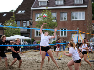 Tropiscala 2025 met jaarlijks beachvolleybaltoernooi plus RHEA, Arbeid Adelt!, XO en meer
