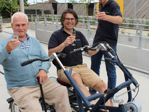 Een duofiets voor Woonzorgcentrum Den Dumberg