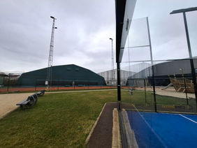 Anderhalf jaar na start breidt Tennis-en Padelclub De Jonge Wingerd uit met twee overdekte padelterreinen