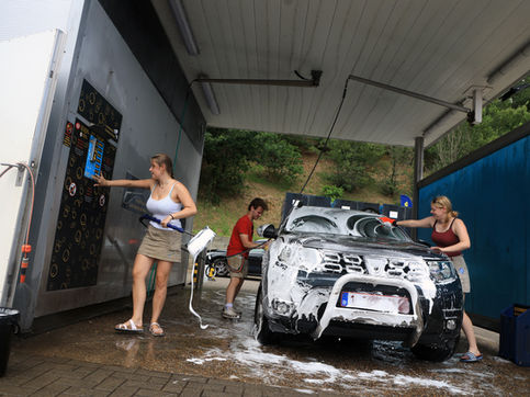 Hoeilaartse chiro geeft tientallen wagens flinke poetsbeurt in carwash om kas te spijzen