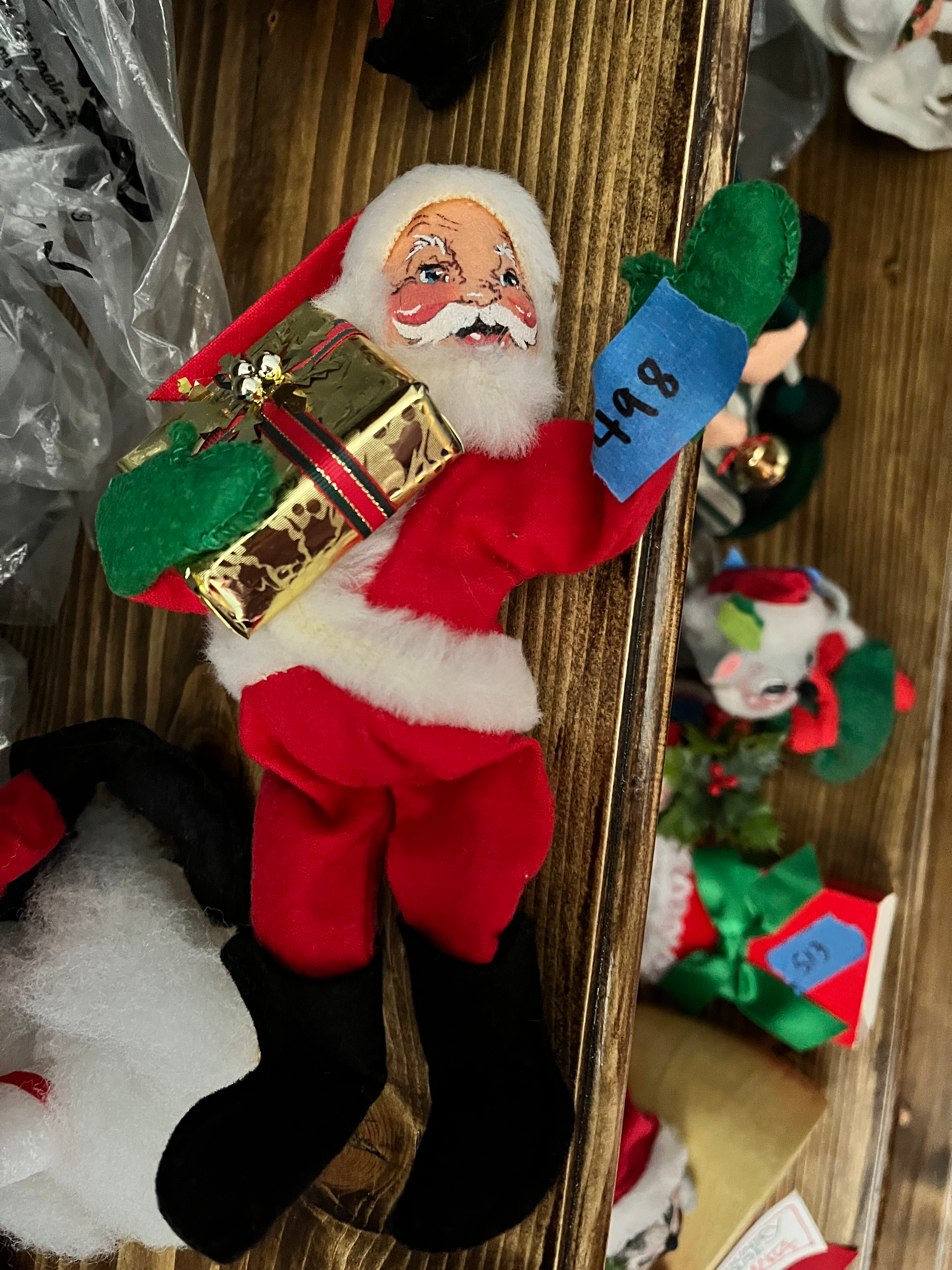Annalee Santa Delivering Gift