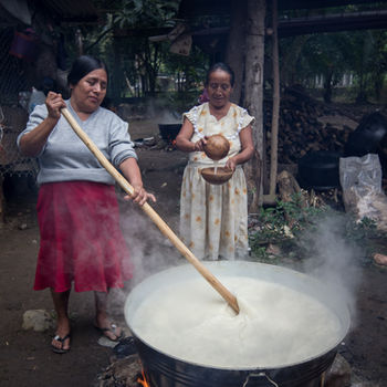 Documentary photography, traditional cacao beverages, indigenous communities, Oaxaca. Fotografía documental, bebidas tradicionales de cacao, comunidades indígenas, Oaxaca