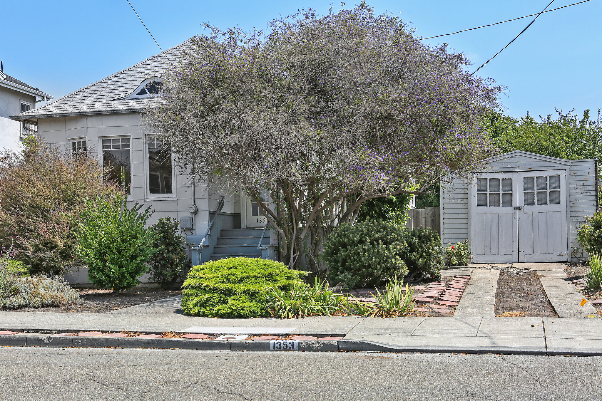1353 Santa Fe Exterior
