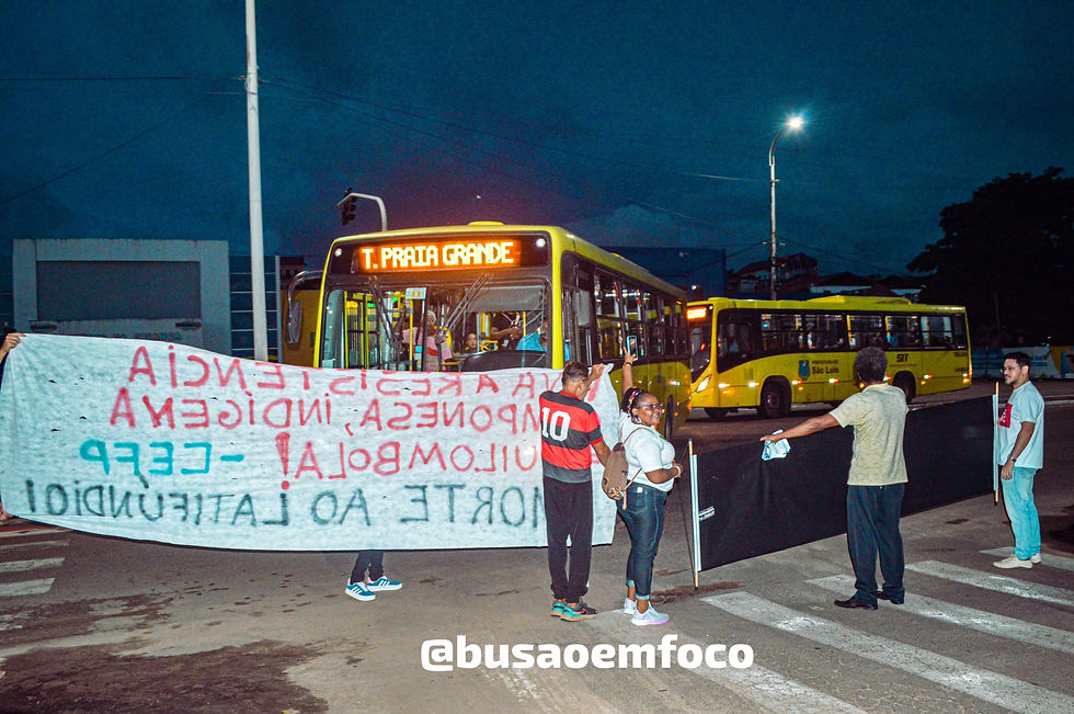 Faixa do CEFP que afirma "Viva a resistência Camponesa, Indígena e Quilombola! Morte ao latifúndio!", é utilizada para fechar o segundo portão do Terminal. Fonte: @busaoemfoco