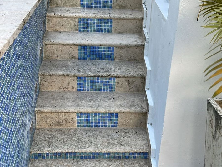 Escalera de coralina limpia despues del lavado a presion de Skymaster Paint en Santo Domingo